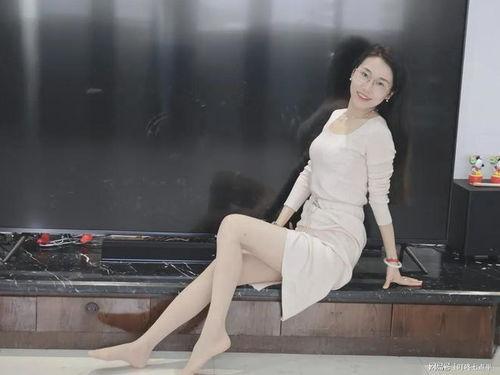 英语补习班老师穿丝袜,Unveiling the Fashion Statement: How Tights Enhance the English Tutor's Image