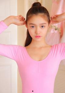 舞蹈女孩穿白丝袜表演,女孩的舞蹈魅力展现